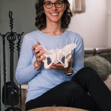 Shannon with the model pelvis she uses in classes