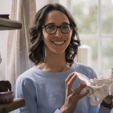 Shannon with the model pelvis she uses in classes